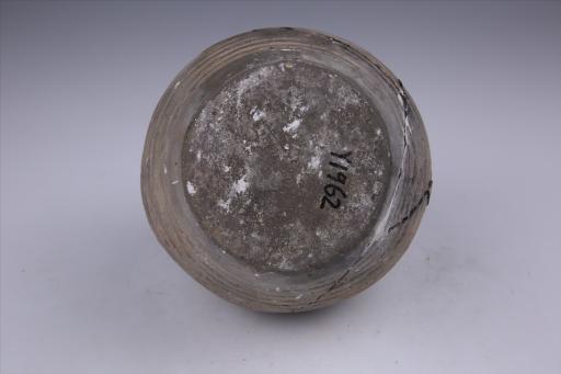 东汉鼓腹双耳弦纹夹砂灰陶壶