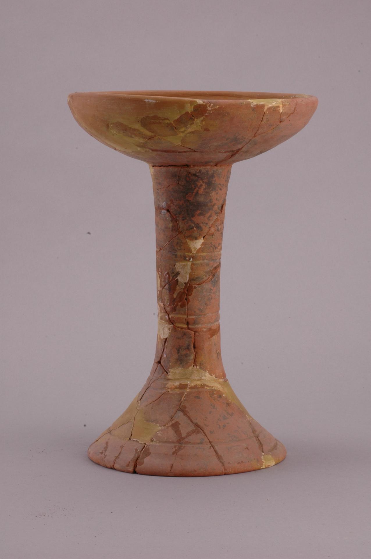 商浅腹高柄夹砂红褐陶豆形器