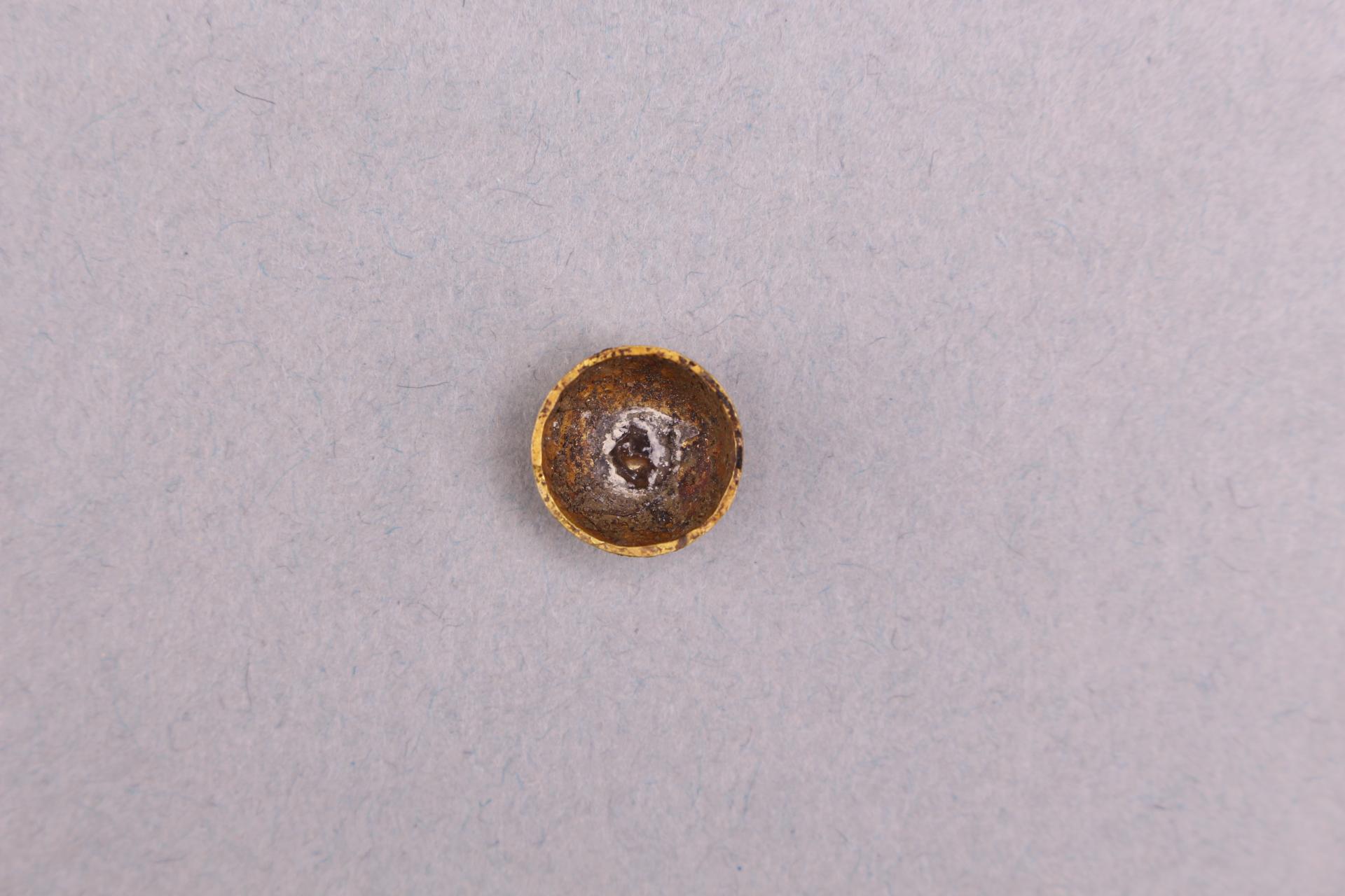 清半球形鎏金铜泡饰