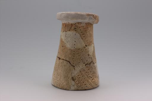 新石器时代屈家岭文化弧顶斜直壁戳点纹红陶支座