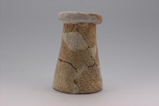 新石器时代屈家岭文化弧顶斜直壁戳点纹红陶支座