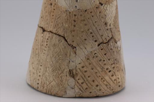 新石器时代屈家岭文化弧顶斜直壁戳点纹红陶支座