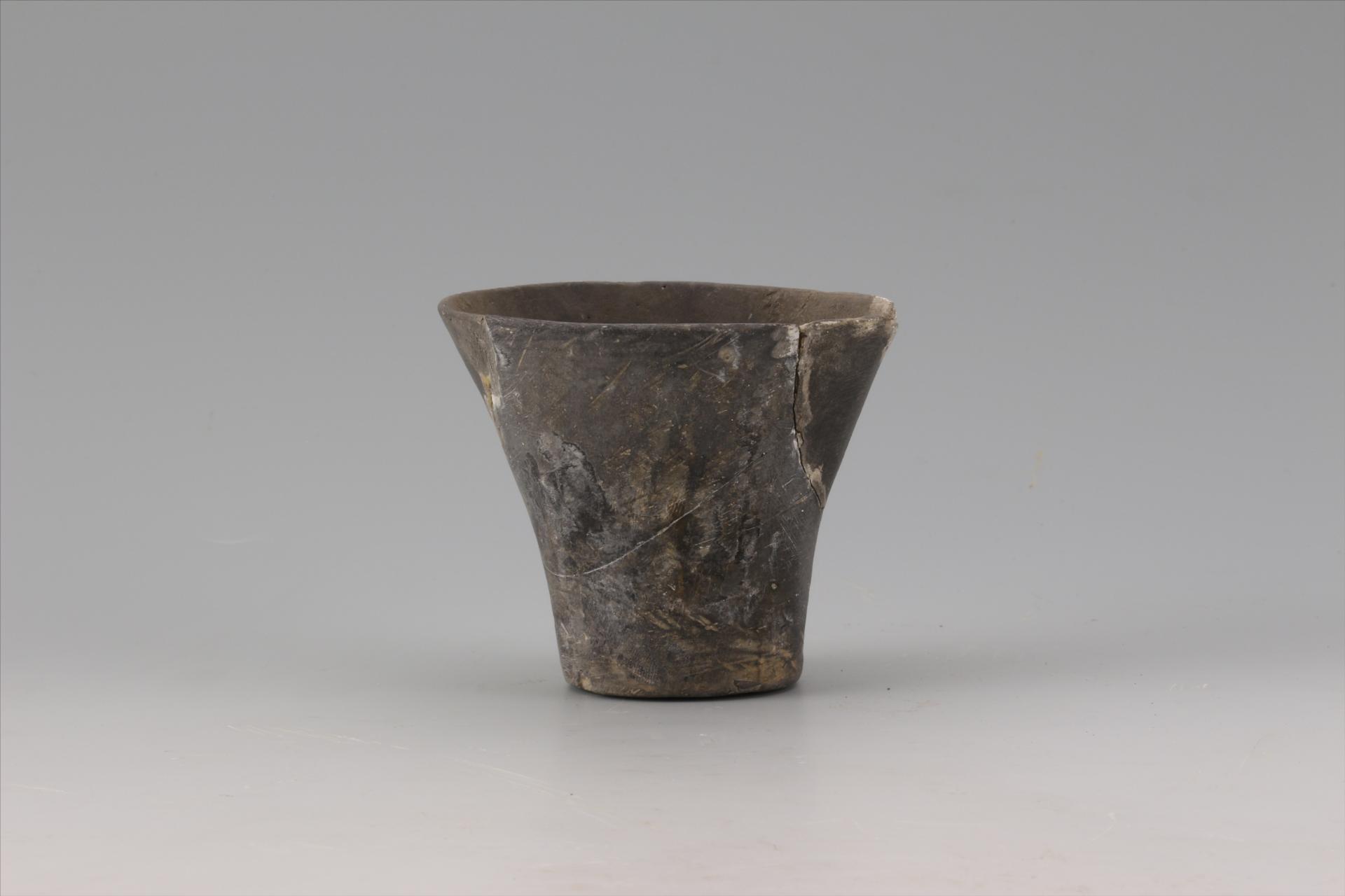 新石器时代屈家岭文化斜腹平底黑陶杯