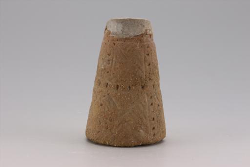 新石器时代屈家岭文化斜直壁戳印椭圆点纹夹砂红陶支座