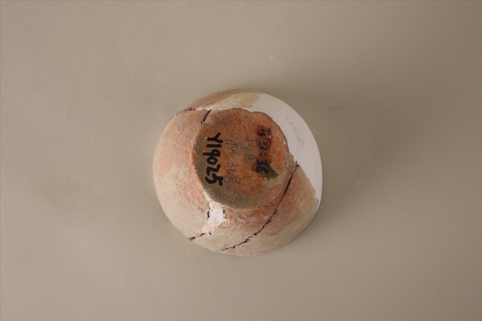 商侈口弧腹喇叭形矮圈足夹砂外红内黑陶杯