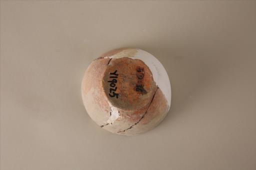 商侈口弧腹喇叭形矮圈足夹砂外红内黑陶杯