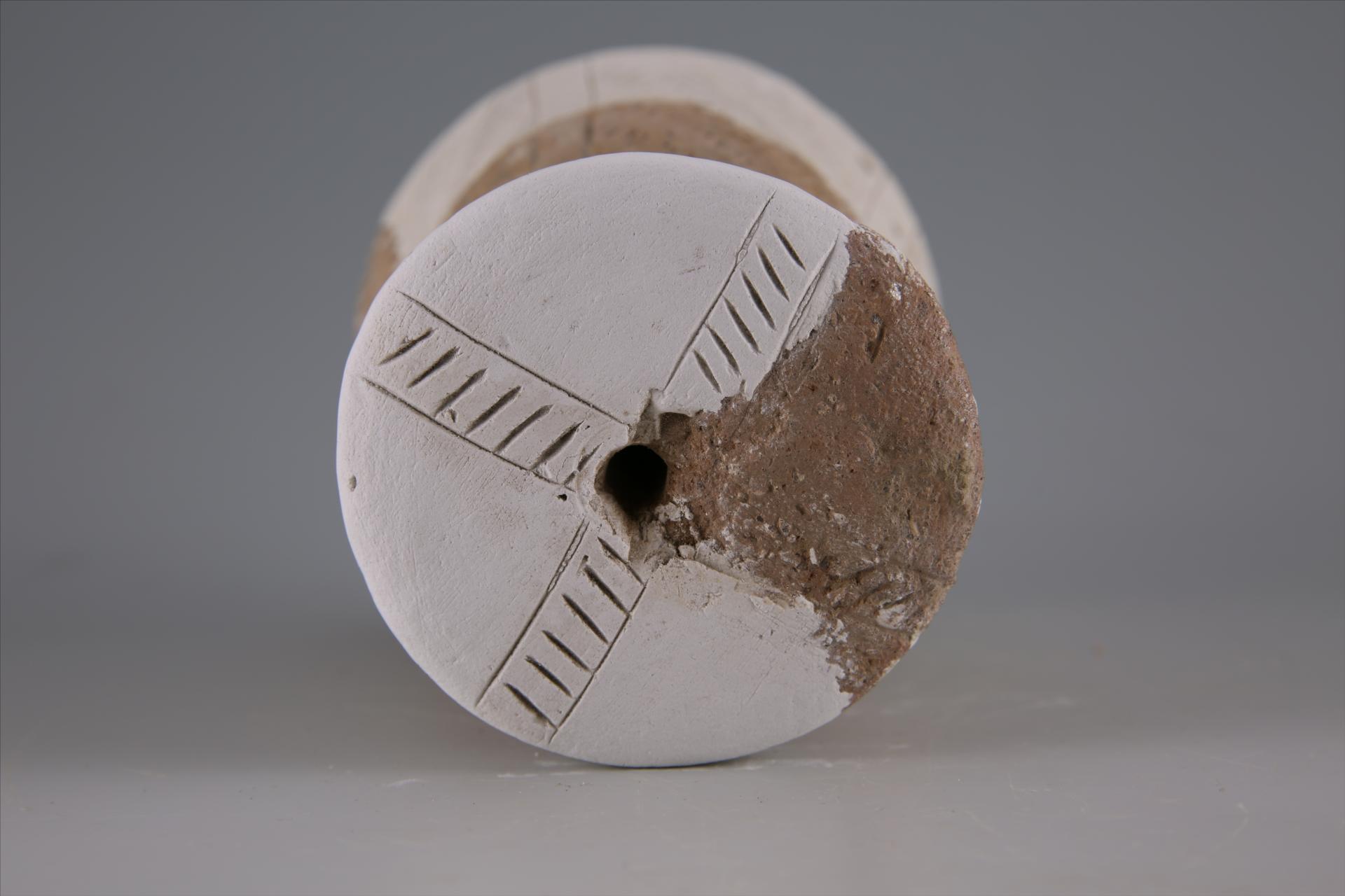 新石器时代大溪文化弧顶斜直壁刻划线纹夹砂红陶支座