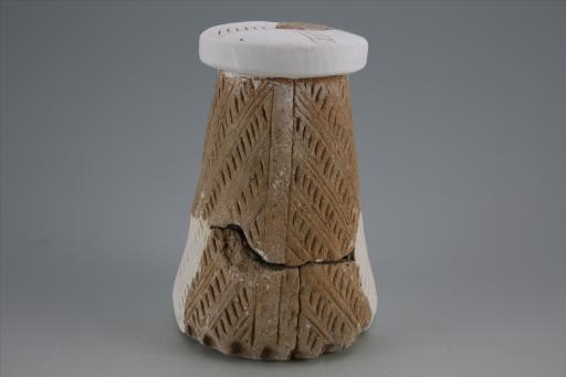 新石器时代大溪文化弧顶斜直壁刻划线纹夹砂红陶支座