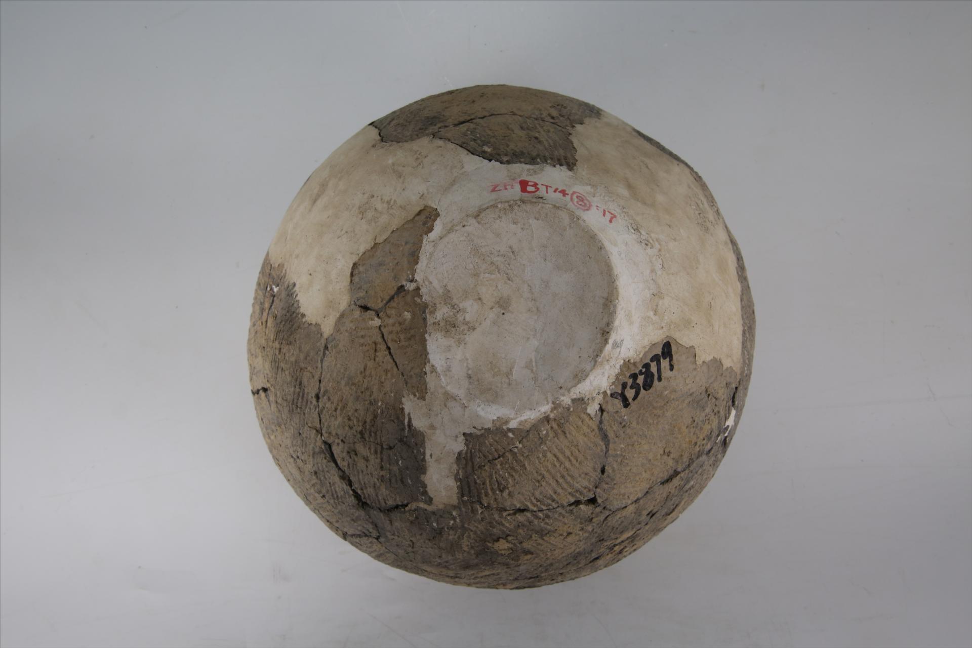 商敛口束颈鼓腹平底交错绳纹夹砂灰褐陶罐