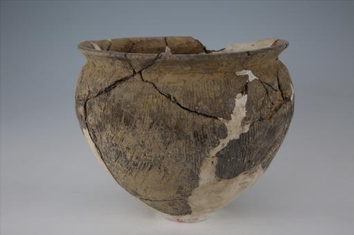 商敛口束颈鼓腹平底交错绳纹夹砂灰褐陶罐