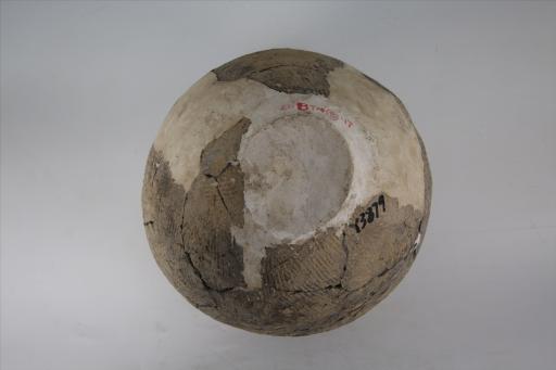 商敛口束颈鼓腹平底交错绳纹夹砂灰褐陶罐