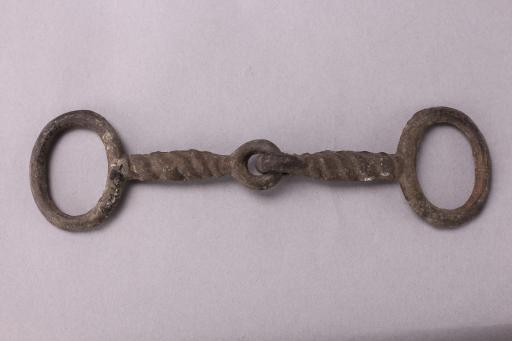 战国早期绹索纹铜马衔