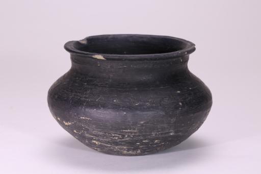 春秋时代束颈鼓腹黑陶罐