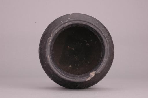 春秋时代束颈鼓腹黑陶罐