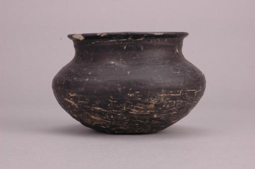 春秋时代束颈鼓腹黑陶罐