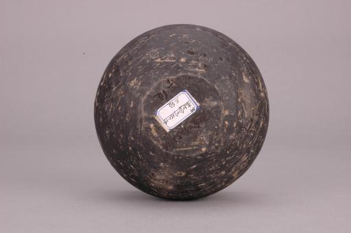 春秋时代束颈鼓腹黑陶罐