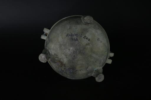 西汉曲附耳兽蹄足球形盖扁圆形铜鼎