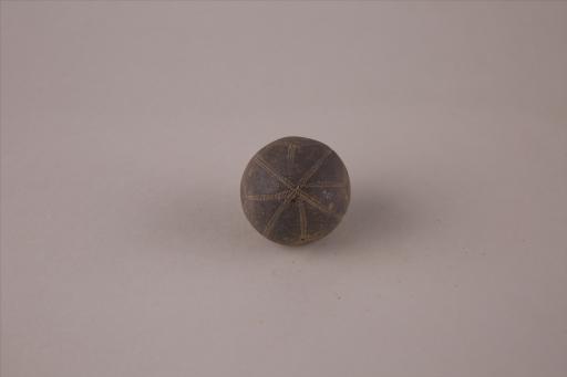 新石器时代屈家岭文化圆形中空戳印点纹三线纹夹细砂灰褐陶球