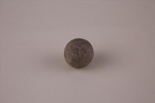 新石器时代屈家岭文化圆形中空戳印点纹三线纹夹细砂灰褐陶球