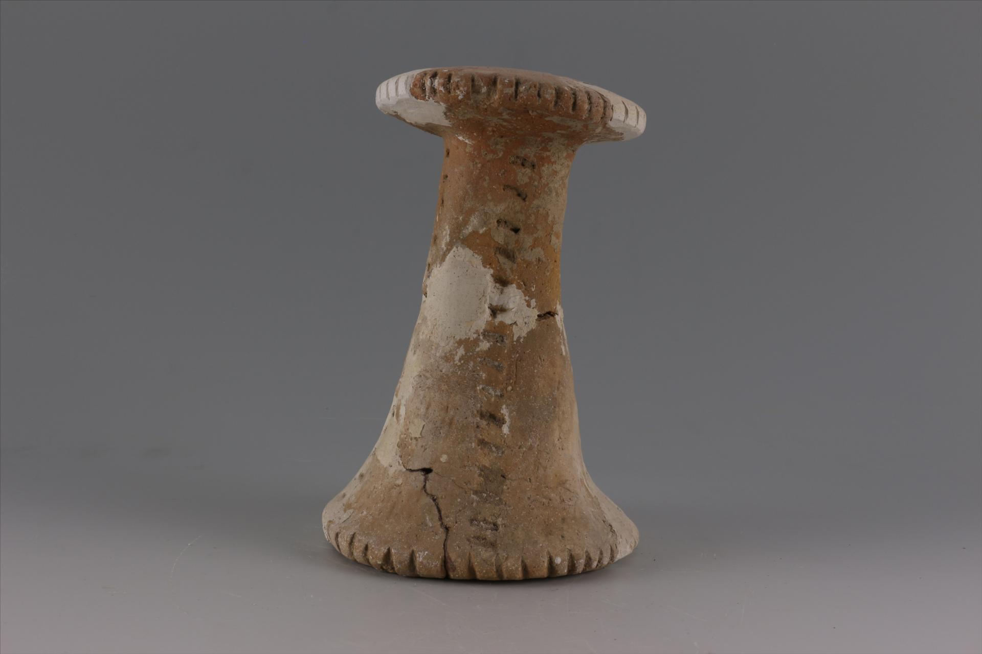 新石器时代大溪文化弧顶戳印纹红陶支座