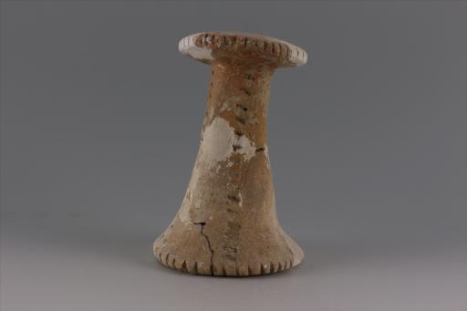 新石器时代大溪文化弧顶戳印纹红陶支座