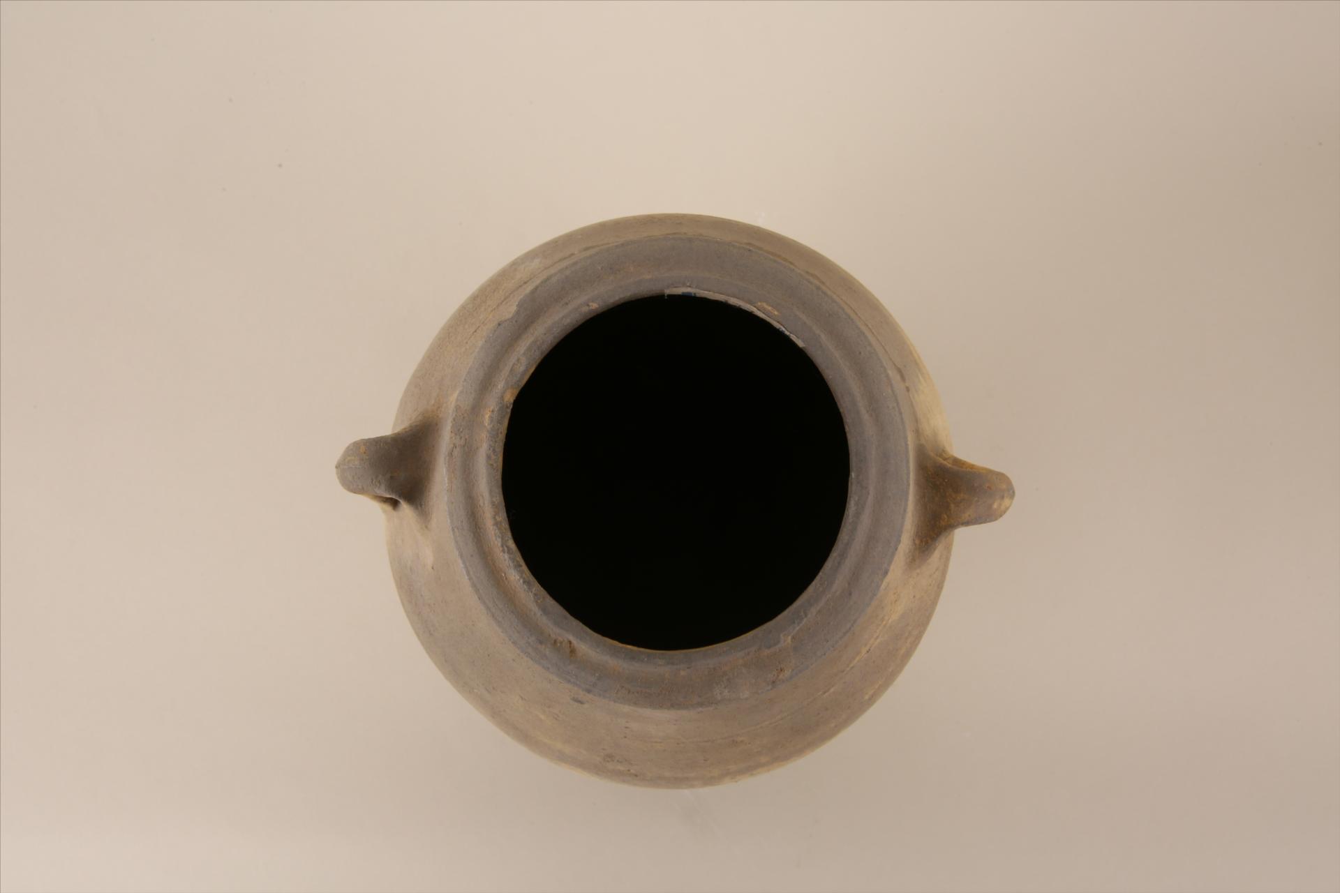 明敛口折沿溜肩深弧腹平底半环耳凹弦纹酱黄釉瓷瓶