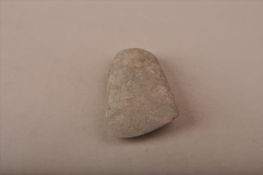 新石器时代大溪文化弧顶斜弧刃灰色石斧