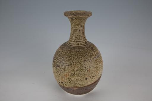 唐碟口束颈圆鼓腹平底褐釉陶壶