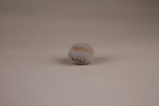 商椭圆形凹槽夹细砂灰褐陶网坠