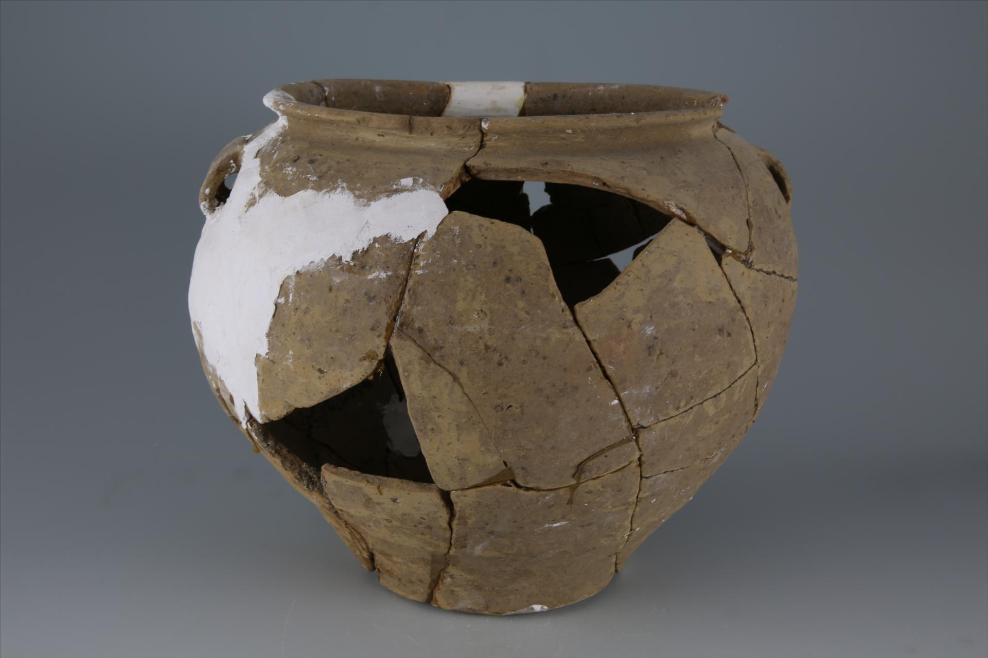 南朝侈口平底双耳夹砂灰褐陶罐