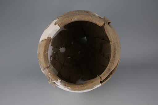 南朝侈口平底双耳夹砂灰褐陶罐