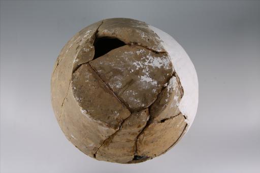 南朝侈口平底双耳夹砂灰褐陶罐