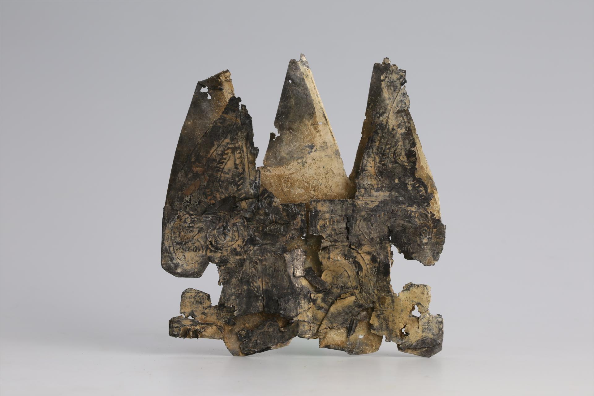 春秋时期齿顶三尾锡饰片