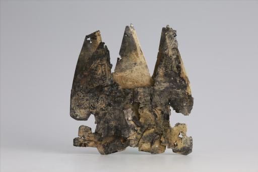 春秋时期齿顶三尾锡饰片