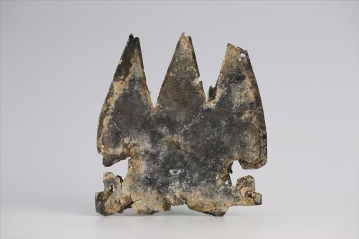 春秋时期齿顶三尾锡饰片