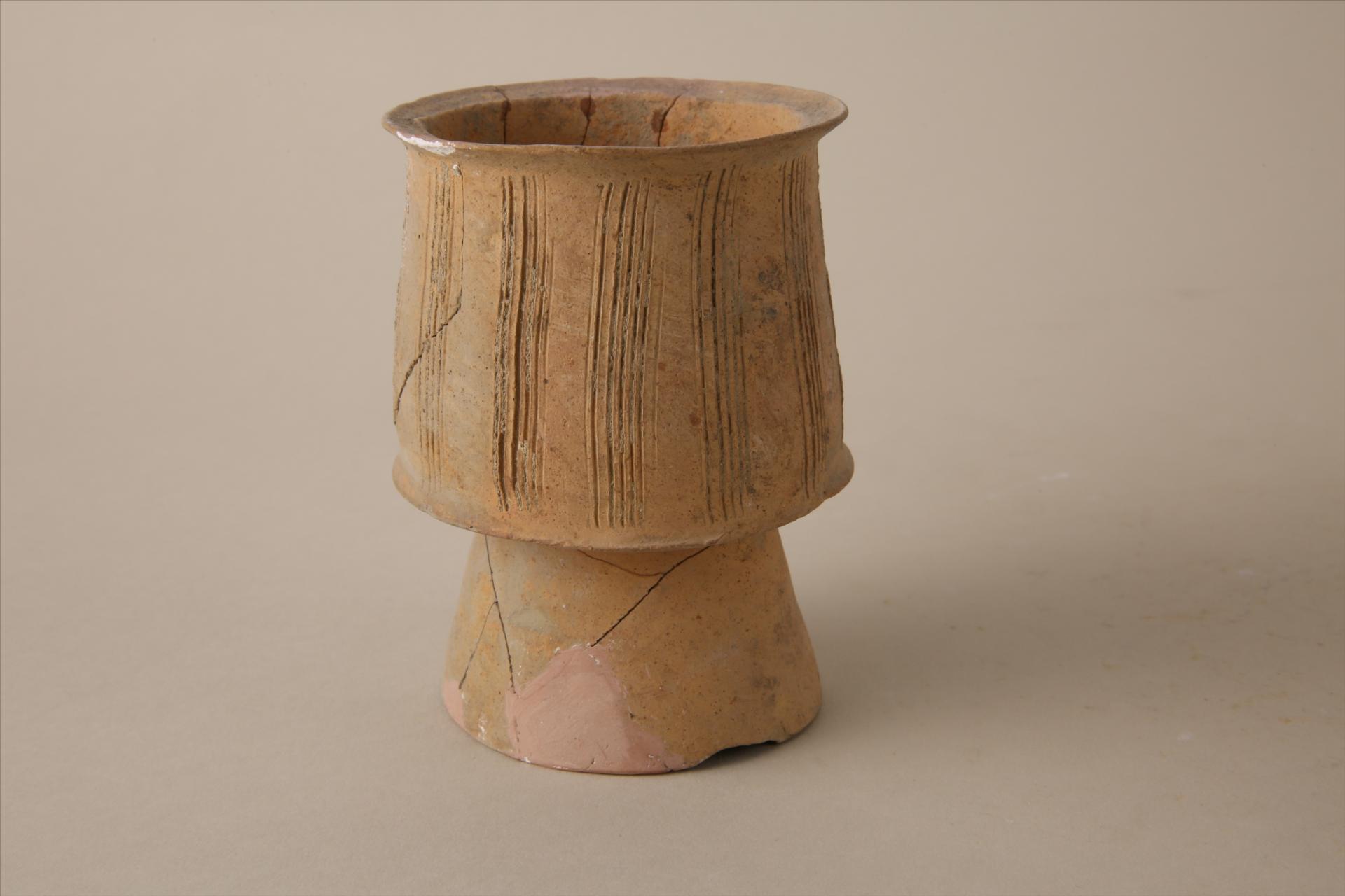 新石器时代屈家岭文化斜直腹高圈足泥质橙黄陶杯