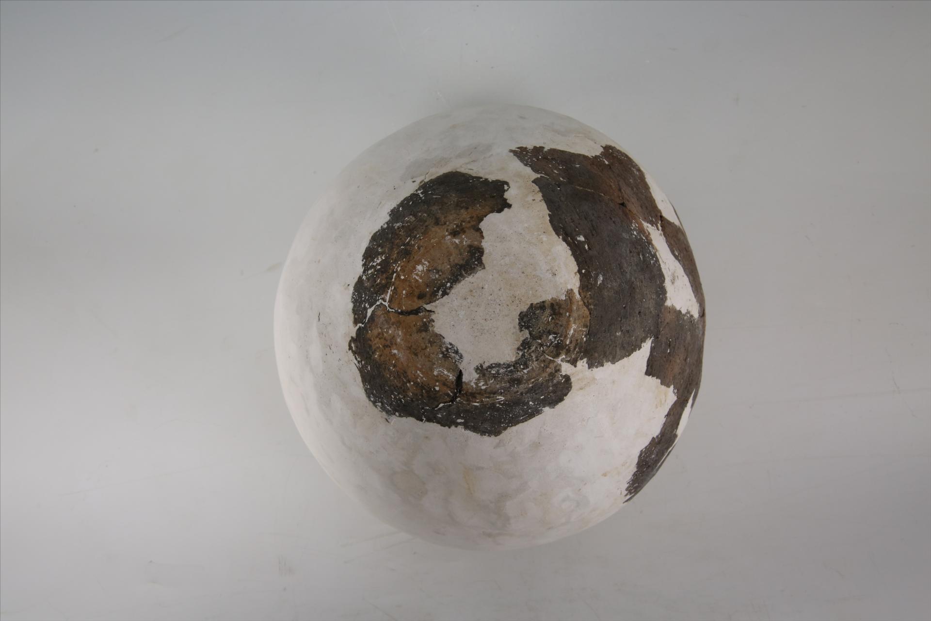 商敛口方唇弧肩平底戳印纹夹砂红褐陶罐