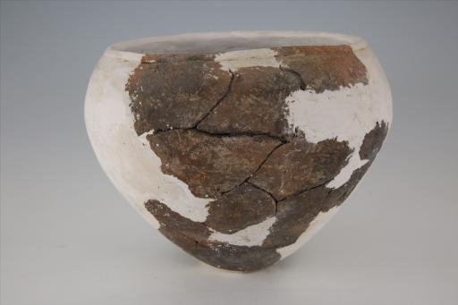 商敛口方唇弧肩平底戳印纹夹砂红褐陶罐