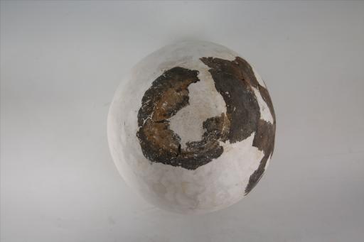 商敛口方唇弧肩平底戳印纹夹砂红褐陶罐