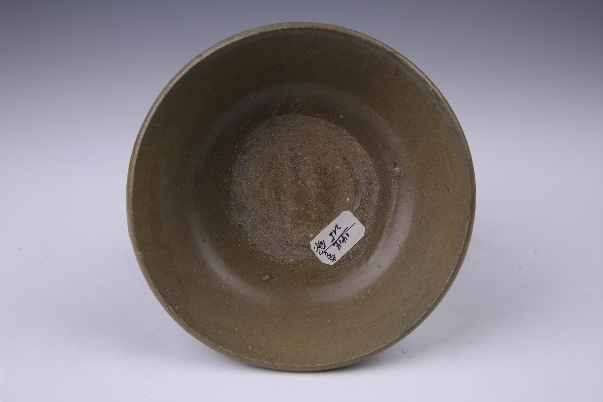 明龙泉窑侈口圈足青釉瓷碗