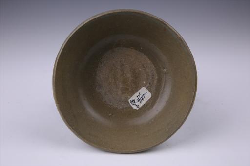 明龙泉窑侈口圈足青釉瓷碗