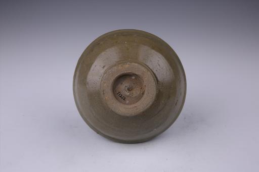 明龙泉窑侈口圈足青釉瓷碗