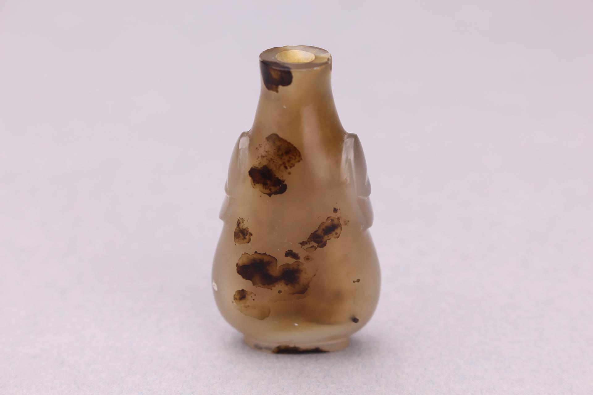 清扁形褐色玉鼻烟壶