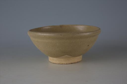 明敞口圆唇弧腹圈足灰黄胎青黄釉瓷碗