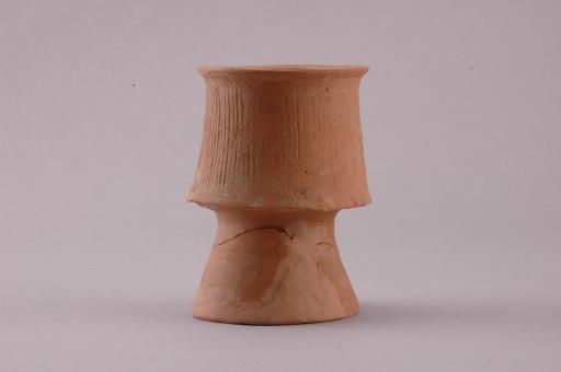 新石器时代屈家岭文化斜直腹高圈足凹弦纹夹砂红陶杯