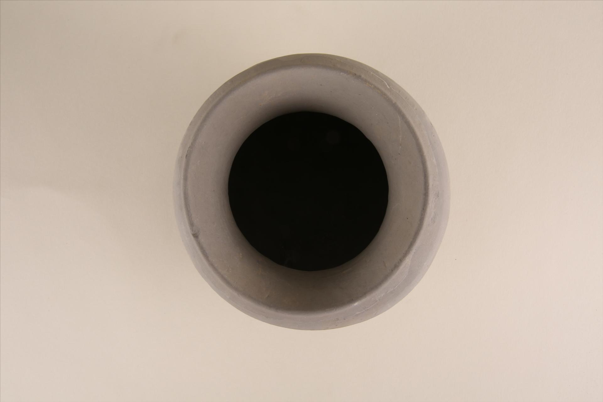 东汉敞口折沿束颈折肩弧腹凹底绳纹泥质灰陶罐