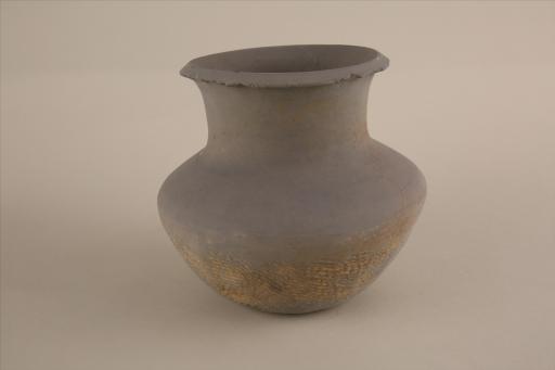 东汉敞口折沿束颈折肩弧腹凹底绳纹泥质灰陶罐
