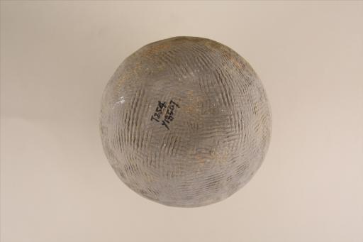 东汉敞口折沿束颈折肩弧腹凹底绳纹泥质灰陶罐