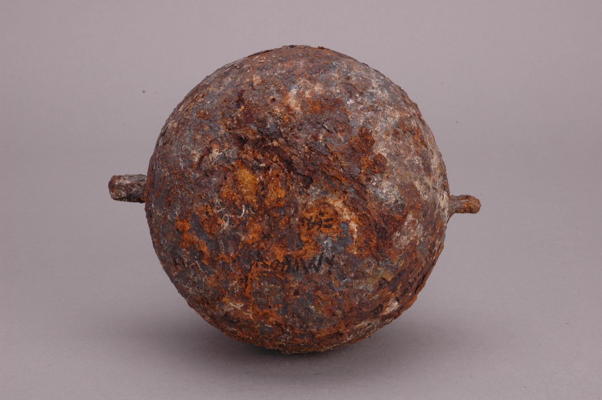 汉鼓腹环耳圜底铁鍪