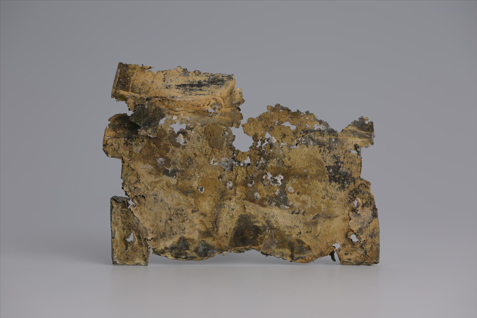 春秋时期曲顶燕尾形包锡箔锡饰片